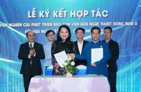 Khi Tổng lãnh sự ASEAN mặc áo dài truyền thống Việt Nam cùng nắm tay nhau...
