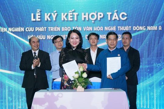 Khi Tổng lãnh sự ASEAN mặc áo dài truyền thống Việt Nam cùng nắm tay nhau...