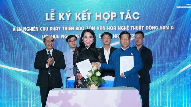 Khi Tổng lãnh sự ASEAN mặc áo dài truyền thống Việt Nam cùng nắm tay nhau...
